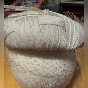 Vintage White Hat Netting Feather fascinator 50s 60s pillbox wedding cocktail